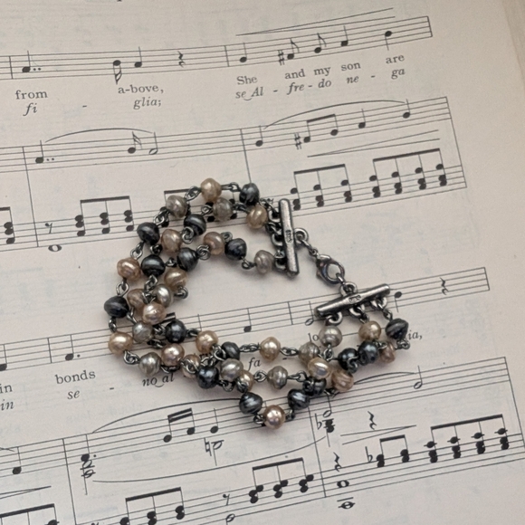 Elegant Faux Pearl Bracelet - Picture 2 of 7